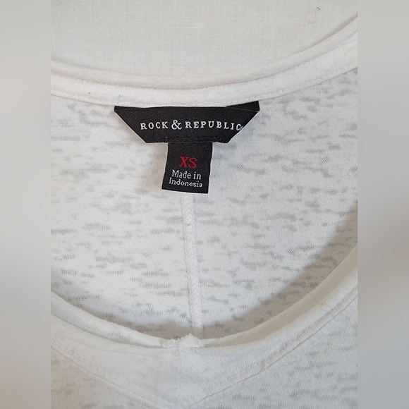 Rock & Republic Distressed Vneck XS white t-shirt - Picture 4 of 4